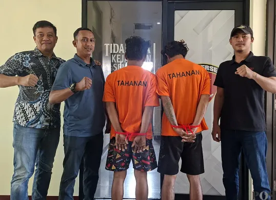 Dua pelaku pencurian di rumah milik pegawai BPK RI di Tajurhalang, Kabupaten Bogor, diamankan polisi. (Sumber: POSKOTA | Foto: Angga Pahlevi)