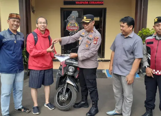 Kapolsek Beji, Kompol Josman Harianja berserta Kanit Reskrim Iptu Yuda menyerah terimakan kendaraan motor yang hilang berhasil dikembalikan kepada korban di Mapolsek Beji. (Sumber: Polsek Beji)