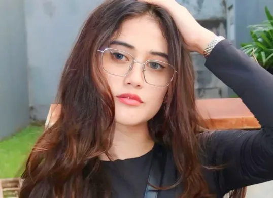 Potrer Ruce Nuenda atau akrab dikenal Mama Ebra yang viral setelah perceraiannya dengan Aryo Disa Wiratama jadi sorotan. (Sumber: Instagram/@rucenuenda)