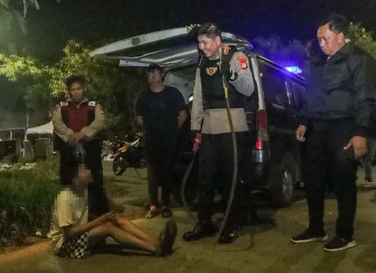 Petugas dari Polres Metro Jakarta Timur menangkap seorang anak di bawah umur yang kedapatan membawa senjata tajam saat patroli gabungan pada Sabtu dini hari, 26 Juli 2025. (Sumber: Dok Polres Jakarta Timur)