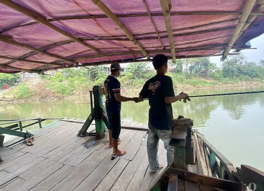 Eretan kayu jadi andalan warga tiga kecamatan di Kabupaten Tangerang menyeberangi di Kali Cisadane, Selapang Jaya, Kecamatan Neglasari, Kota Tangerang. (Sumber: POSKOTA | Foto: Primayanti)