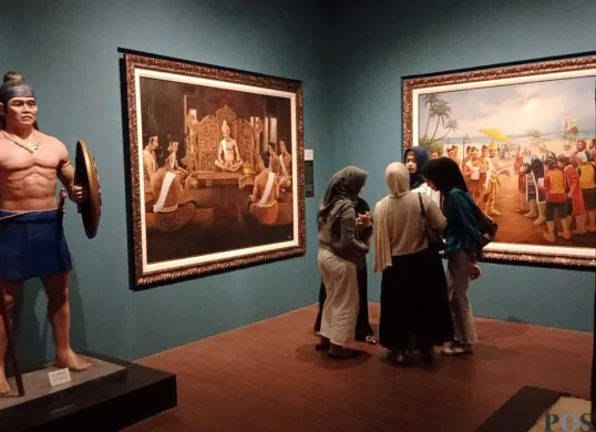 Sejumlah pengunjung di Galeri Bumi Parawira, Kecamatan Bogor Tengah, Kota Bogor, Minggu 27 Juli 2025. (Sumber: POSKOTA | Foto: Sekar Putri Andini)