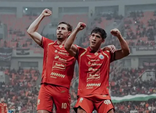 Gustavo Franca Amadio dan Eksel Runtukahu dalam laga uji coba Persija vs Arema. (Sumber: Instagram/@persija)