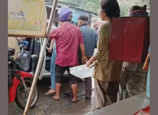 Keluarga dengan bayi dipaksa keluar dari taksi online oleh opang di stasiun tigaraksa Tangerang (Sumber: Instagram/@volunteer.netizen)