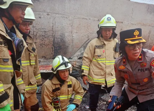 Kebakaran rumah kontrakan dan lapak barang bekas di kawasan Jagakarsa, Jaksel, menewaskan seorang wanita, Minggu, 27 Juli 2025. (Sumber: Dok. Damkar)