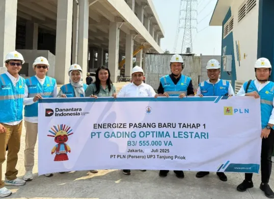 Jajaran PLN UP3 Tanjung Priok bersama perwakilan PT Gading Optima Lestari berfoto bersama usai prosesi penyalaan listrik tahap pertama sebesar 555 kVA. (Sumber: Dok. PLN UID Jakarta Raya)