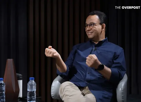 Anies Baswedan berbicara tentang hasil putusan Tom Lembong di siniar The Overpost. (Sumber: Tangkapan Layar YouTube The Overpost)