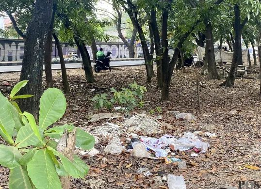 Area di seberang Stasiun Poris, Kecamatan Cipondoh, Kota Tangerang, kumuh karena sampah yang dibiarkan berserakan pada Minggu, 27 Juli 2025. (Sumber: POSKOTA | Foto: Primayanti)