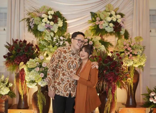 Putri semata wayang Ikke Nurjanah dari pernikahan dengan Aldi Bragi, yakni Siti Adira Kania resmi menikah dengan pria bernama Adrian. (Sumber: Instagram/@adirakania)