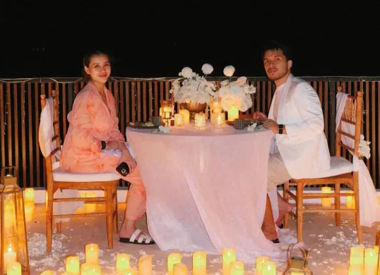 Pasangan selebriti Thariq Halilintar dan Aaliyah Massaid saat merayakan hari jadi pernikahan di Bali. (Sumber: Instagram/@thariqhalilintar)
