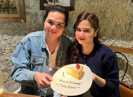 Momen ulang tahun artis Tissa Biani yang ke-23 bersama dengan sang kekasih, Dul Jaelani. (Sumber: Instagram/@tissabiani)