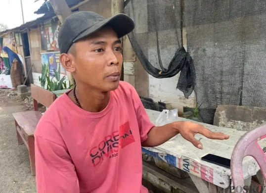 Joni, 40 tahun, menjelaskan penemuan mayat dalam drum di aliran Sungai Cisadane, Kampung Babakan RT 07/03, Kelurahan Babakan, Kecamatan Tangerang, Kota Tangerang, Senin, 28 Juli 2025. (Sumber: Poskota/Primayanti Juli Kumala Manalu)
