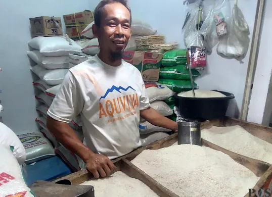Isam, salah seorang pedagang beras di Pasar Gembrong, Sukasari, Senin, 28 Juli 2025. Sekar Putri Andini (Sumber: POSKOTA | Foto: Sekar Putri Andini)
