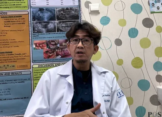 Dokter spesialis bedah mulut RSU Tangsel, Dhanni Gustiana, saat ditemui di ruangannya pada Senin, 28 Juli 2025. (Sumber: POSKOTA | Foto: Primayanti)