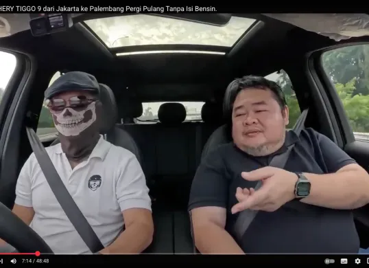 Reviewer otomotif Om Mobi jadi korban pungli di Palembang (Sumber: Youtube: Om Mobi)