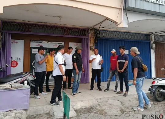 Dua jukir di kawasan Ruko Mega Kalimalang, Bekasi Selatan, Kota Bekasi, diciduk polisi, Senin, 28 Juli 2025. (Sumber: Poskota/Nurpini Aulia Rapika)