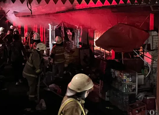 Petugas damkar melakukan upaya pendinginan di salah satu blok di lokasi kebakaran Pasar Taman Puring, Senin, 28 Juli 2025. (Sumber: POSKOTA | Foto: Pandi Ramedhan)