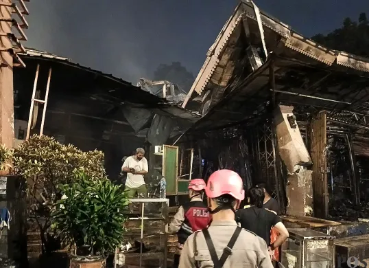 Kebakaran Pasar Taman Puring, Kebayoran Baru, Jakarta Selatan, sudah berhasil dipadamkan, pada Senin malam, 28 Juli 2025, sekira pukul 21.00 WIB. (Sumber: POSKOTA | Foto: Ali Mansur)