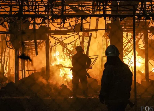 Petugas damkar melakukan pemadaman di lokasi kebakaran Pasar Taman Puring, Kebayoran Baru, Jakarta Selatan, Senin malam, 28 Juli 2025. (Sumber: POSKOTA | Foto: Bilal Nugraha Ginanjar)