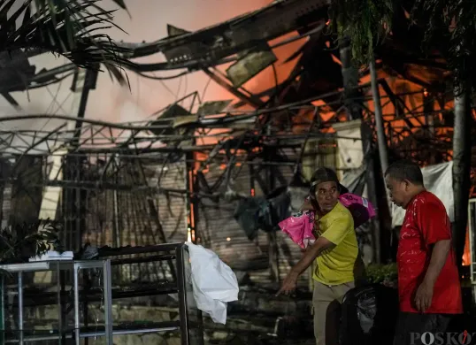 Sejumlah petugas pemadam kebakaran memadamkan api yang membakar lapak pedagang di Pasar Taman Puring, Kebayoran Baru, Jakarta Selatan, Senin, 28 Juli 2025. (Sumber: Poskota/Bilal Nugraha Ginanjar)
