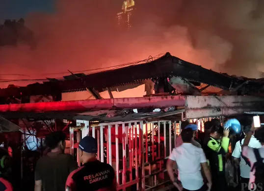 Kebakaran melahap ratusan kios di Pasar Taman Puring, Kebayoran Baru, Jakarta Selatan, pada Senin malam, 28 Juli 2025. (Sumber: POSKOTA | Foto: Pandi Ramedhan)