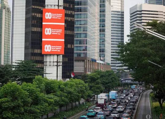 Logo HUT ke 80 Indonesia Hiasi Jalanan Sudirman