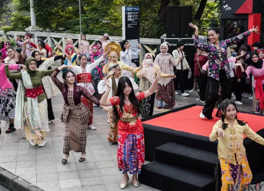 Melestarikan Kebaya Melalui Berlenggok Berkebaya