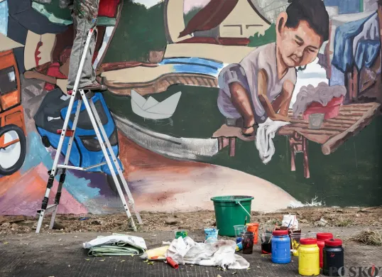 Menghias Bantaran Kali dengan Aneka Ragam Mural