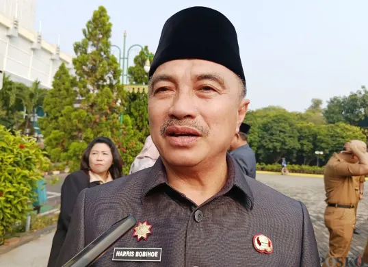 Wakil Wali Kota Bekasi, Abdul Harris Bobihoe memastikan operasi pasar murah di 12 Kecamatan Kota Bekasi, Senin, 28 Juli 2025. (Sumber: Poskota/Nurpini Aulia Rapika)