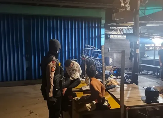 Tim Patroli Perintis Presisi Sat Samapta Polres Metro Jakarta Pusat menangkap tiga pemuda yang diduga akan melakukan aksi tawuran. (Sumber: Polres Metro Jakarta Pusat)