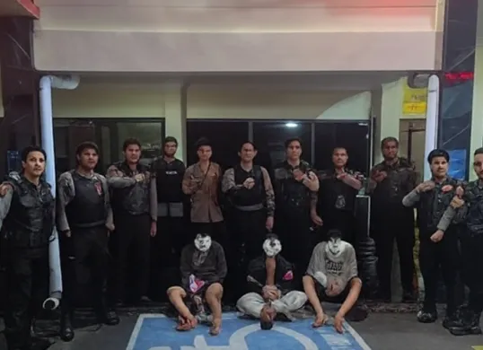 Tim Patroli Perintis Presisi Sat Samapta Polres Metro Jakarta Pusat menangkap tiga pemuda yang diduga akan melakukan aksi tawuran, di Jalan Kalibaru Timur, Jakarta Pusat, Senin 28 Juli 2025 dini hari. (Sumber: Polres Metro Jakarta Pusat)