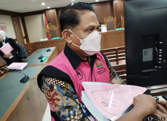 Mantan Ketua PN Surabaya, Rudi Suparmono seusai sidang di PN Tipikor Jakarta Pusat, Senin, 28 Juli 2025. (Sumber: Poskota/Ramot Sormin)