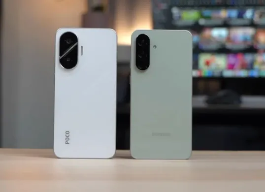 POCO F7 vs Samsung Galaxy A56, mana HP mid range terbaik di 2025? (Sumber: YouTube/Youtuber Cupu)