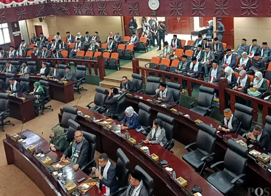 DPRD Kota Bekasi melalui Pansus 4 menggelar rapat pembahasan Raperda tentang RPJMD Kota Bekasi Tahun 2025-2029, pada Senin, 28 Juli 2025. (Sumber: POSKOTA | Foto: Nurpini Aulia Rapika)