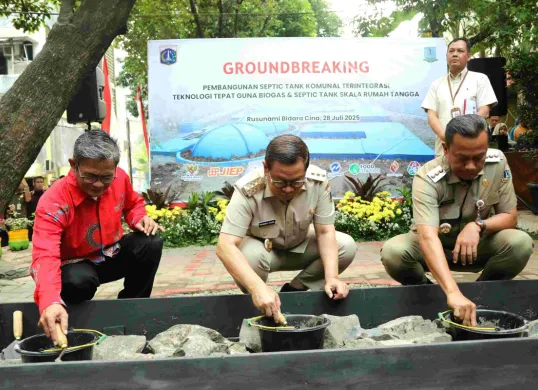 Gubernur Pramono Anung saat groundbreaking septic tank komunal terintegrasi teknologi tepat guna biogas dan septic tank skala rumah tangga di Rusumami Bidara Cina, Jakarta Timur, Senin, 28 Juli 2025. (Sumber: Kominfotik)