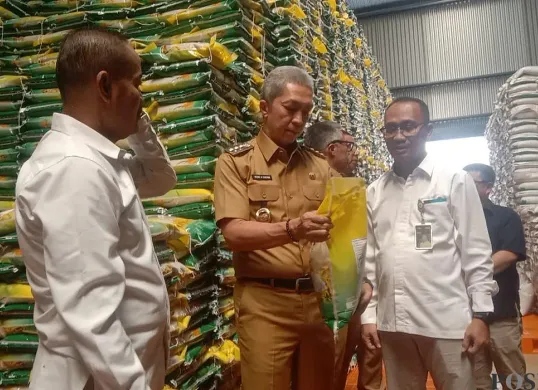 Wali Kota Bogor, Dedie A Rachim, mengecek stok beras di gudang Bulog Kota Bogor pada Senin, 28 Juli 2025. (Sumber: POSKOTA | Foto: Sekar Putri Andini)