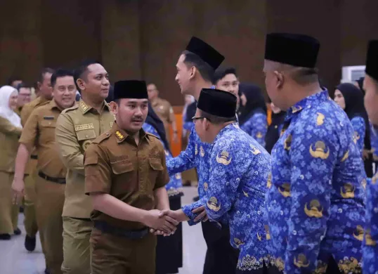 Bupati Bekasi Ade Kuswara Kunang melantik sejumlah 56 jabatan fungsional di lingkungan Pemkab. Bekasi, dihadiri Wakil Bupati Bekasi Asep Surya Atmaja. Bertempat di Aula KH. Noer Ali, Gedung Bupati, Cikarang Pusat, Bekasi (Sumber: Dok. Pemkab Bekasi)