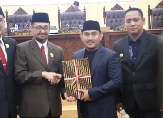 Pemkab Bekasi dan DPRD sepakat menetapkan Raperda LP2B dan P2APBD 2024, di Gedung DPRD Kabupaten Bekasi, kemarin malam (Sumber: Dok. Pemkab Bekasi)