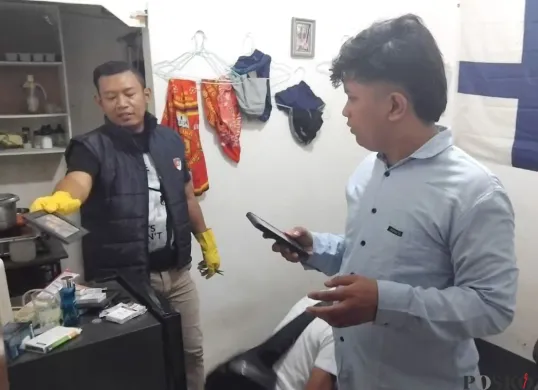 Proses olah TKP pemuda yang ditemukan tewas gantung diri di Bekasi Jaya, Bekasi Selatan, Kota Bekasi, Selasa, 29 Juli 2025. (Sumber: Poskota/Nurpini Aulia Rapika)
