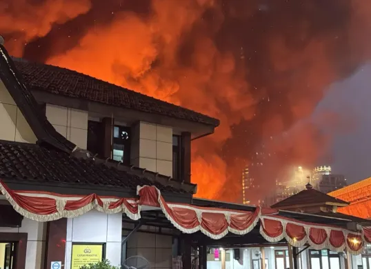 Kantor Polsek Kebayoran Baru, Jakarta Selatan, selamat dari insiden kebakaran Pasar Taman Puring pada Senin, 28 Juli 2025 malam. (Sumber: Istimewa)