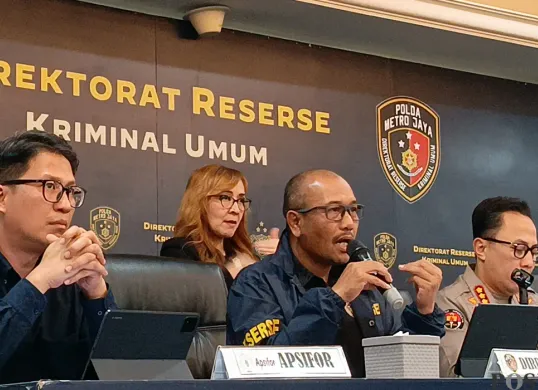 Ditreskrimum Polda Metro Jaya, Kombes Wira Satya (tengah) saat konferensi pers pengungkapan kasus kematian diplomat muda Kemlu, Arya Daru Pangayunan di Polda Metro Jaya, Selasa, 29 Juli 2025. (Sumber: POSKOTA | Foto: Ali Mansur)