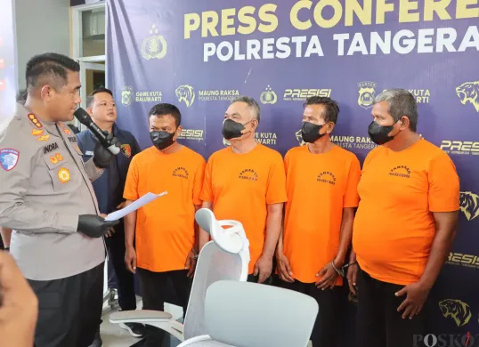 Kapolresta Tangerang, Kombes Pol Andi Muhammad Indra Waspada saat bertanya kepada empat tersangka opang di Mapolres Tangerang, Selasa, 29 Juli 2025. (Sumber: Poskota/Veronica Prasetio)