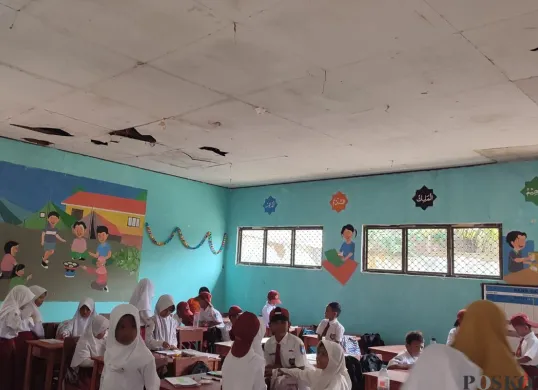 Puluhan siswa SDN Cigondang 2 di Kecamatan Labuan, Kabupaten Pandeglang, terlihat rusak, Selasa, 29 Juli 2025. (Sumber: Poskota/Samsul Fatoni)