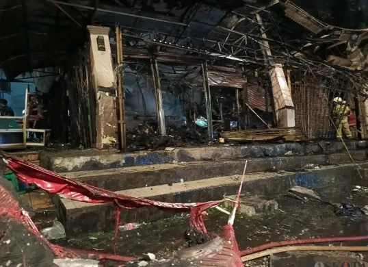 Bangunan Pasar Taman Puring, Jakarta Selatan hangus terbakar Senin, 28 Juli 2025. (Sumber: POSKOTA | Foto: Ali Mansur)