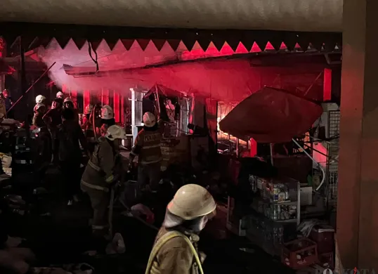 Kebakaran Pasar Taman Puring, Kebayoran Baru, Jakarta Selatan, pada Senin, 28 Juli 2025 malam. (Sumber: Poskota/Pandi Ramedhan)