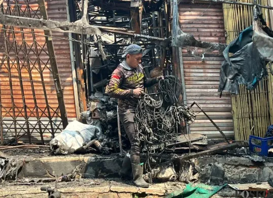 Sejumlah pedagang kios yang berusaha menyisihkan barang dagangannya di Pasar Taman Puring, Jakarta Selatan, Selasa, 29 Juli 2025. (Sumber: Poskota/Muhammad Tegar Jihad Al Faruq)