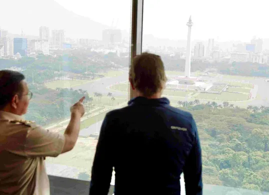 Gubernur Jakarta, Pramono Anung, bersama pelukis asal Jerman, Christopher Lehmpfuhl, melihat Monas dari lantai 23 Balai Kota Jakar pada Selasa, 29 Juli 2025. (Sumber: Kominfotik Pemprov DKI Jakarta)