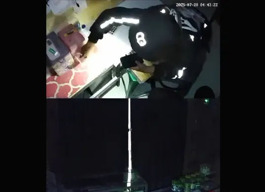 Tangkap layar CCTV aksi maling di sebuah konter ponsel di Kampung Irian, Kelurahan Ujung Harapan, Kecamatan Bekasi Utara, Kota Bekasi.