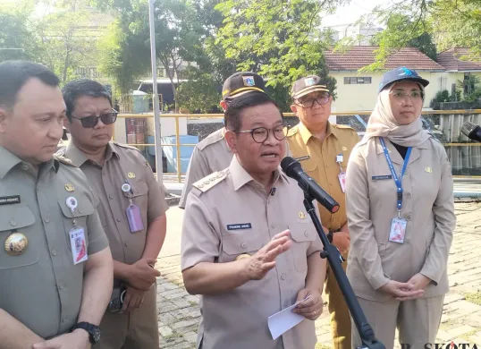 Gubernur Jakarta Pramono Anung saat menyampaikan pernyataan kepada awak media di Waduk Pluit, Jakarta Utara, Selasa, 29 Juli 2025. (Sumber: Poskota/M. Tegar Jihad)