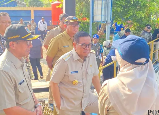 Gubernur Jakarta Pramono Anung saat meninjau Waduk Pluit, Jakarta Utara, Selasa, 29 Juli 2025. (Sumber: Poskota/M. Tegar Jihad)